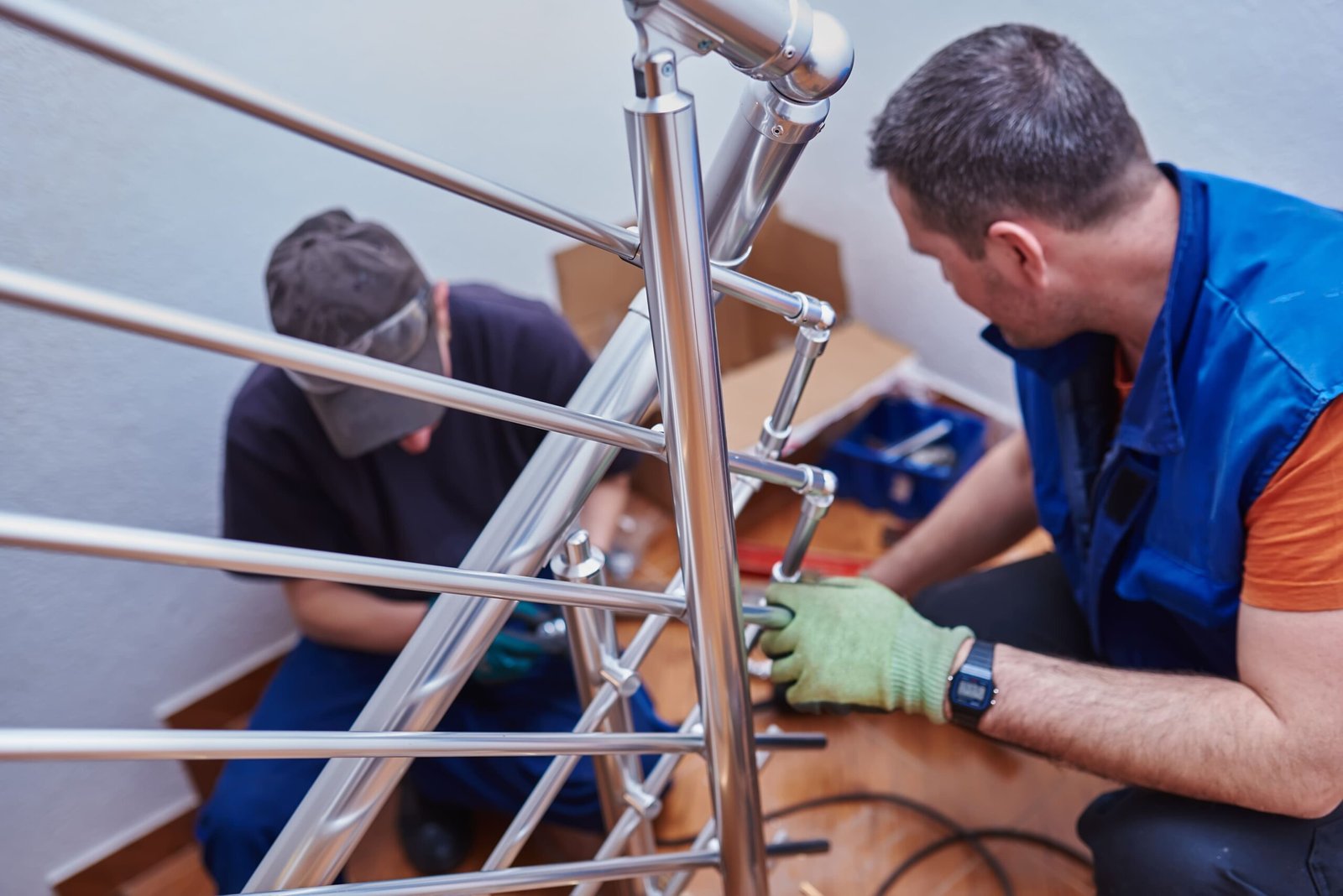 HOMBRES_INSTALANDO_BARANDAS